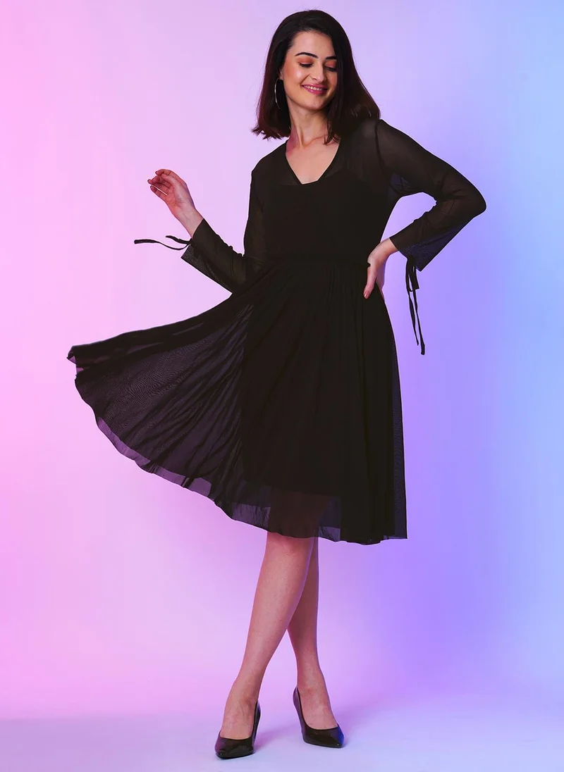 جلو باص فستان نسائي أسود بياقة  وشبكة مجمعة بقصة واسعة من الأمام مع بطانة داخلية